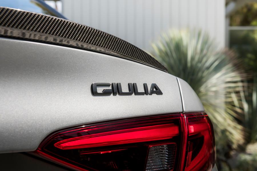 Логотип Alfa Romeo Giulia Quadrifoglio NRING (952) 2019 года  (NA) (фото 21 из 31)